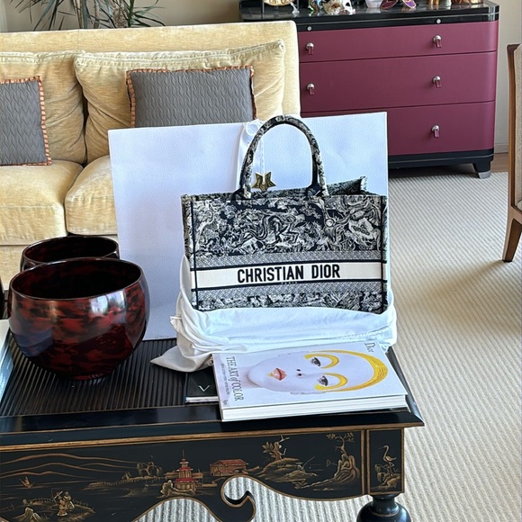 Dior large Book tote in Navy Blue. - Picture 14 of 16